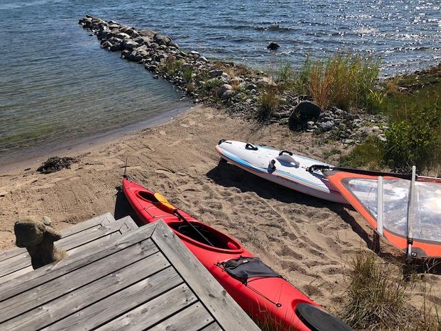 Kajak och surfingbrda. Kayak and surfboard. 